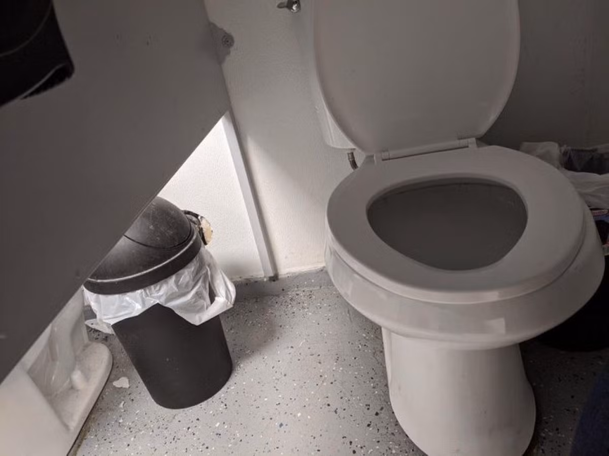Vách ngăn cao để tiện giao lưu ấy mà.