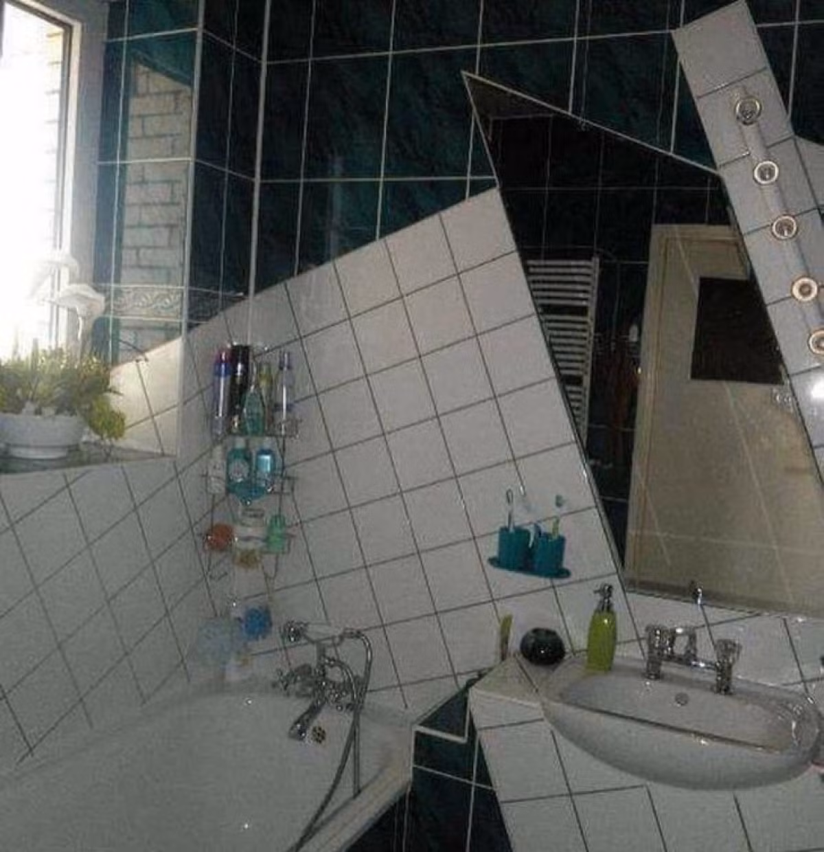 Lại một phong cách lát gạch nhà vệ sinh đi vào lòng... đất.