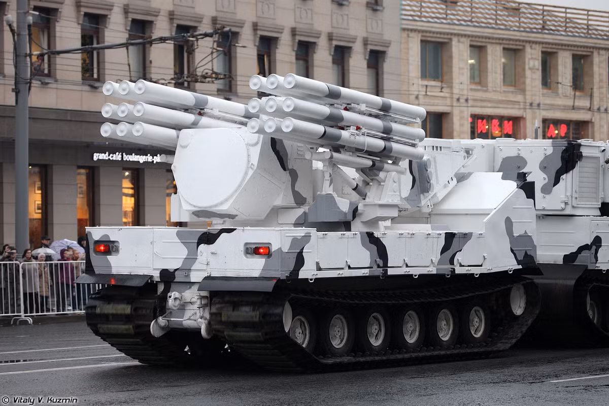 Pantsir-SA - phiên bản dùng cho vùng Bắc Cực, có khả năng triển khai chiến đấu trong nhiệt độ -50 độ C. Pantsir-SA đặt trên khung gầm xe xích DT-30PM lần đầu công khai trong duyệt binh 9/5/2017. Nguồn ảnh: Vitaly Kuzmin