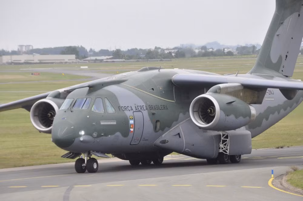 Phần trưng bày ở Paris Air Show được đặt ở trong nhà và ngoài trời. Trong ảnh, phi cơ vận tải quân sự KC-390 do Tập đoàn Embraer của Brazil sản xuất. Đây là loại máy bay vận tải quân sự hạng trung động cơ phản lực mới nhất trên thế giới hiện nay. Ước tính nó có khả năng chuyên chở 26 tấn hàng hóa, bao gồm cả xe bọc thép chở quân. KC-390 đạt tốc độ bay 850km/h, tầm bay cực đại 7.400km. Nguồn ảnh: newatlas