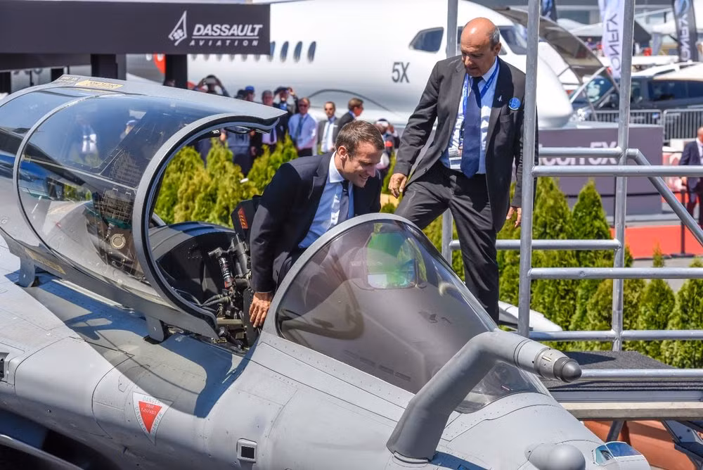 Tân Tổng thổng Pháp ngồi thử buồng lái hiện đại chiếc Rafale. Nguồn ảnh: newatlas