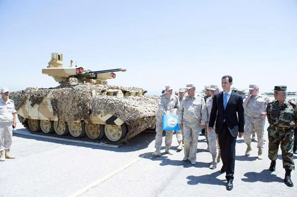 Đáng chú ý, Tổng thống Assad lần đầu tiên “diện kiến” xe chiến đấu hỗ trợ hỏa lực BMPT cực kỳ hiện đại của Nga. Nguồn ảnh: Sputnik