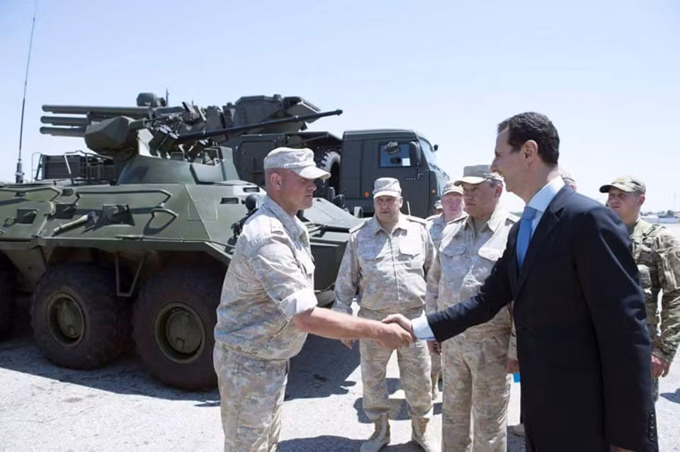 Đây là lần đầu tiên ông Bashar Assad đến thăm căn cứ không quân được thành lập vào tháng 9/2015. Trong quá trình chiến dịch ở Syria, lực lượng Không quân-Vũ trụ Nga đã thực hiện hơn 20.000 chuyến bay chiến đấu, tiến hành khoảng 80.000 cuộc không kích vào vị trí của bọn khủng bố. Trong ảnh, dàn vũ khí hiện đại mà Nga mang sang giúp đỡ Syria được giới thiệu tới Tổng thống Assad. Nguồn ảnh: Sputnik