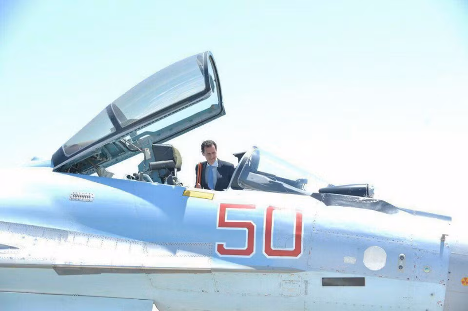 Thậm chí, Tổng thống Bashar Assad đã thử làm phi công trên chiến đấu cơ Nga Su-35 tại căn cứ Hmeymim. Nguồn ảnh: Sputnik
