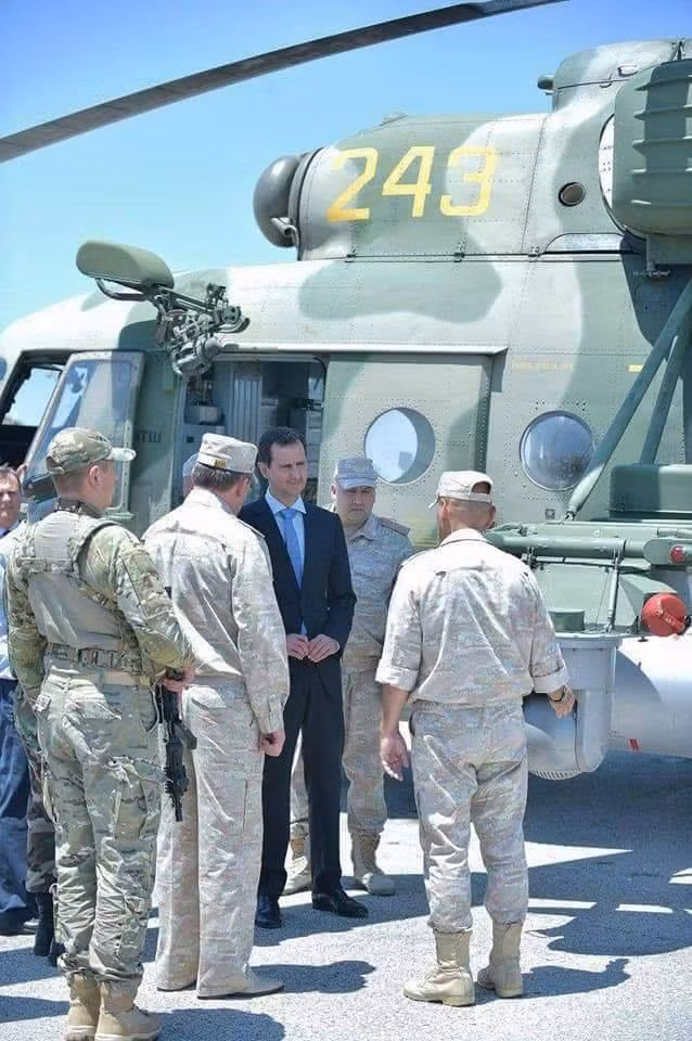 Tổng thống Assad thăm qua trực thăng vận tải – vũ trang Mi-8AMTSh – chiếc trực thăng trong ảnh đã từng giúp đỡ cứu hộ nhiều phi công Syria bị phiến quân bắn rơi. Nguồn ảnh: Sputnik