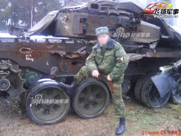 Những chiếc xe tăng chiến đấu chủ lực T-90 này có lẽ đã được Quân đội Nga đem ra bắn thử một số loại vũ khí mới của mình hoặc là thử sức chống chịu của T-90. Nguồn ảnh: Sina
