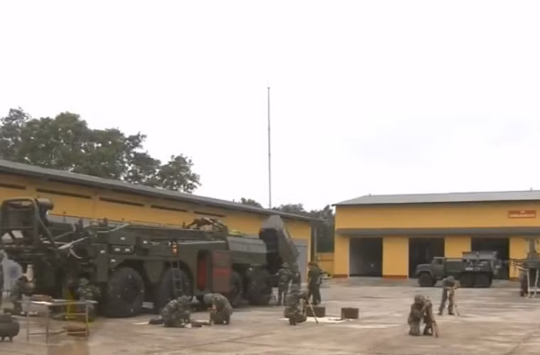 Trong chương trình phóng sự "Nâng cao chất lượng huấn luyện kỹ thuật tên lửa, tăng thiết giáp", Kênh Quốc phòng Việt Nam tiếp tục giới thiệu thêm một số hình ảnh về hoạt động huấn luyện bảo đảm kỹ thuật tại Lữ đoàn 490, Binh chủng Pháo binh. Đây là một trong hai đơn vị trang bị các tên lửa đạn đạo Scud có sức tấn công ghê gớm. Nguồn ảnh: Kênh QPVN