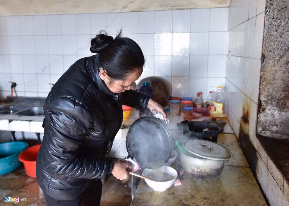 Trong nhiều năm qua, cơ sở vật chất ở khu du lịch Mẫu Sơn không được cải thiện. Cơ bản nhất như nước sạch thì các cơ sở kinh doanh cũng phải tự túc bằng việc bơm nước từ khe suối hoặc hứng nước từ mái nhà.