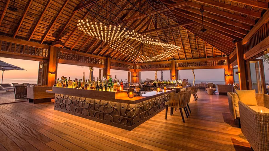 Coco Bar của resort mở cửa cả ngày lẫn đêm và phục vụ chiếu các sự kiện thể thao trên màn hình lớn.