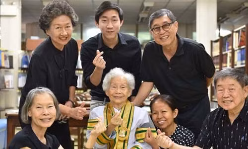 Cụ bà 91 tuổi tốt nghiệp đại học ở Thái Lan Cu ba 91 tuoi tot nghiep dai hoc o Thai Lan