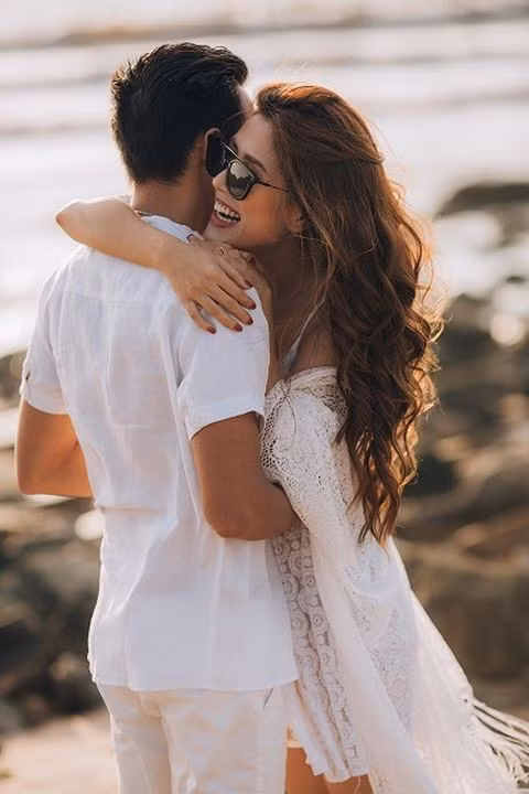 Cũng chính bởi sự chênh lệch về ngoại hình mà cặp đôi đã gặp phải rất nhiều rào cản từ gia đình. “Khi biết tụi mình quen nhau, cả gia đình đều không đồng ý. Nhưng trước giờ mọi chuyện cá nhân và công việc của tụi mình, tụi mình đều tự giải quyết. Thật ra, mẹ mình không ủng hộ chuyện tụi mình chụp bộ ảnh này, nhưng mình vẫn chụp và phải thuyết phục mẹ rất nhiều”.