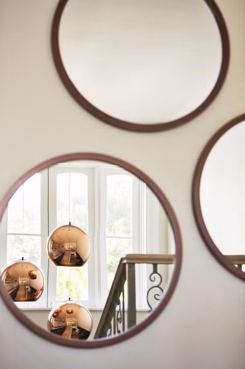 Những chiếc gương Không chỉ gương vỡ là điềm xui xẻo, truyền thuyết kể lại rằng những tấm gương có thể đánh cắp linh hồn của bạn. Đó là lý do người nhà thường che phủ gương khi trong nhà có người mất vì sợ rằng linh hồn người đã ra đi không thể siêu thoát.