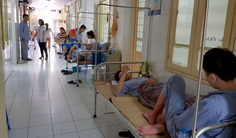 Sốt xuất huyết 19 người chết: Trưng dụng hội trường, BS ngồi hành lang - Hình 4 Sot xuat huyet 19 nguoi chet: Trung dung hoi truong, BS ngoi hanh lang-Hinh-4