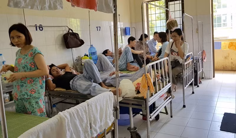 Sốt xuất huyết 19 người chết: Trưng dụng hội trường, BS ngồi hành lang - Hình 3 Sot xuat huyet 19 nguoi chet: Trung dung hoi truong, BS ngoi hanh lang-Hinh-3