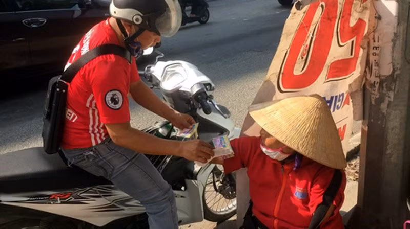 Nguoi phu nu khong chan tay 3 lan bi ke xau lay sach tien-Hinh-2