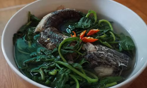 Canh cá lóc cải trời mọc hoang ở Phong Điền vào mùa nước giựt.