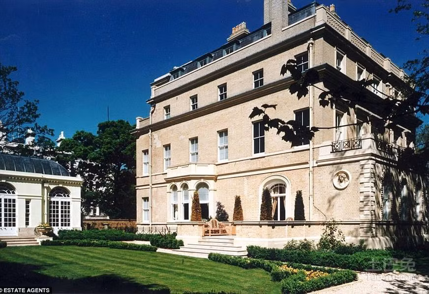 Căn biệt thự này nằm trên con phố nhà giàu đắt giá nhất ở London, Anh quốc. Tỷ phú Vương Kiện Lâm đã mua lại căn nhà này với giá 80 triệu bảng Anh (tương đương 2.400 tỷ đồng) từ công ty đầu tư bất động sản của hoàng gia Anh. Căn nhà nằm ở số 15A, phố Kensington Place Gardens. Theo một nguồn tin tiết lộ, vị tỷ phú này có thể còn phải bỏ ra 50 triệu bảng Anh (tương đương 1.500 tỷ đồng) để tu sửa lại căn nhà vốn mang đậm phong cách kiến trúc thời Victoria.