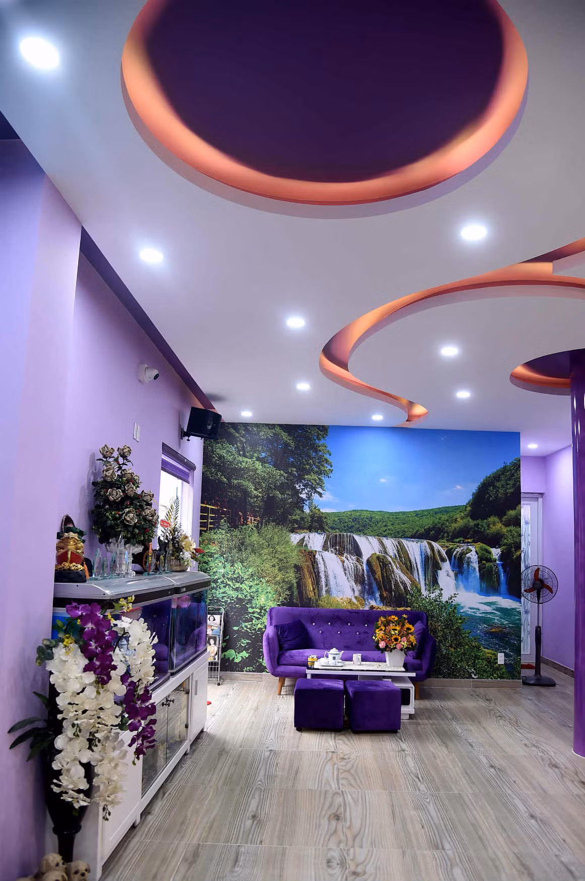 Chọn chủ đạo màu tím cho ngôi nhà, anh tâm sự: “Nó tượng trưng cho cô gái Huế, nơi bà xã tôi được sinh ra".