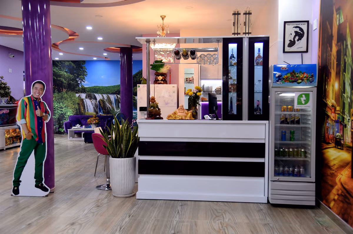 Toàn bộ sảnh tầng trệt được thiết kế mở, để sau này có thể mở quán cà phê nhằm chiêu dụ anh em nghệ sĩ tụ tập. Vì muốn đúng phong thủy, Hồng Tơ cho thiết kế gian bếp ngay trung tâm theo trường phải châu Âu, vừa sang trọng, vừa hiện đại.