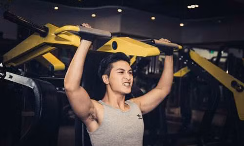 Nghi ngo ban trai hay mac do hong, thich tap gym la gay