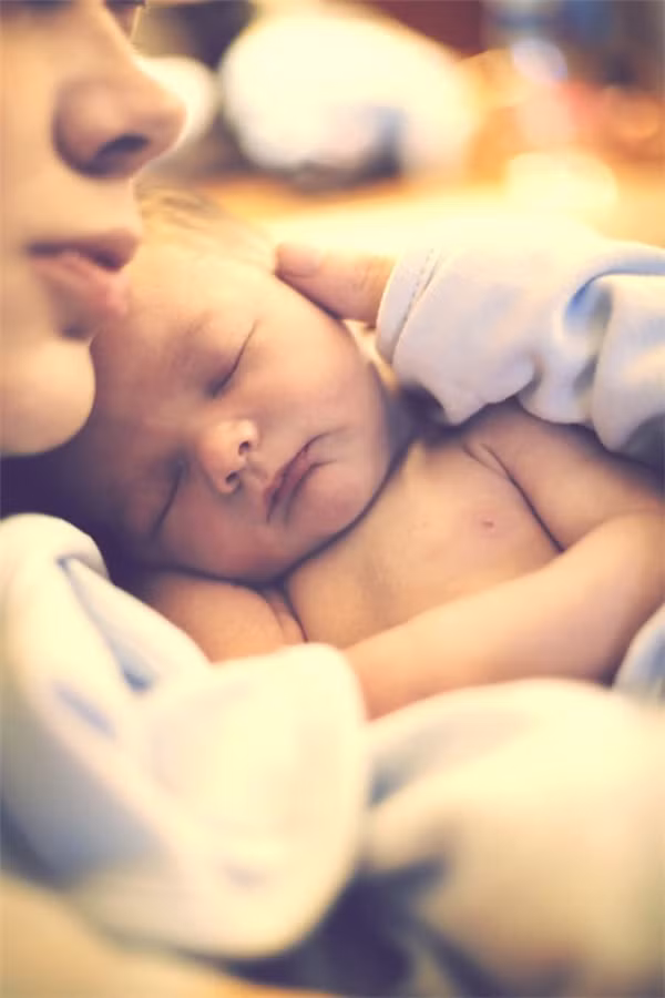 Trước khi quyết định kết hôn, tốt nhất là bạn nên đi kiểm tra nhóm máu của mình, vì sau này có con, bố mẹ có nhóm máu A và B không nên kết hợp với nhau, mẹ có yếu tố RH- và bố có RH+ trong máu cũng không nên kết hợp với nhau, vì em bé sinh ra có thể bị thiếu máu, vàng da, thậm chí sẩy thai hoặc chết lưu trong quá trình mang thai.