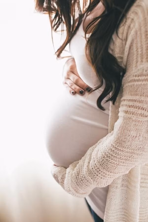 Nhóm máu cũng quyết định khả năng mang thai ở phụ nữ. Chẳng hạn, phụ nữ có nhóm máu AB sẽ sản xuất ra ít hoóc-môn kích thích tạo nang trứng, từ đó khó có khả năng thụ thai hơn những nhóm máu khác.