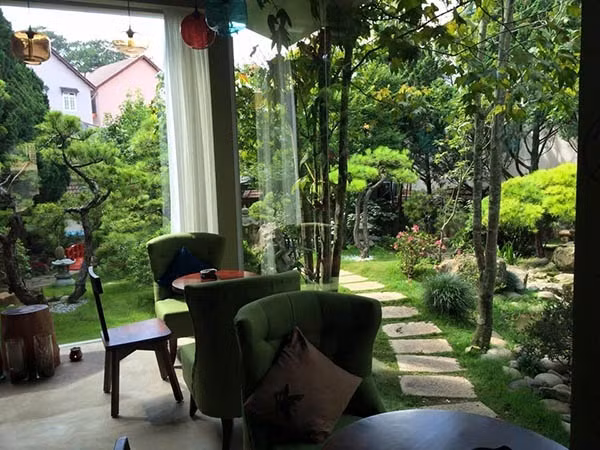 Khu vườn ở Đà Lạt Một không gian tinh tế yên tĩnh, ấm áp tọa lạc trên đường Trần Bình Trọng, Đà Lạt cũng được xem là nơi giúp bạn tận hưởng hơi thở của đất nước Nhật Bản. Khu vườn được bài trí đẹp mắt, hài hòa giúp con người hòa mình vào thiên nhiên, lãng quên những bộn bề của cuộc sống.
