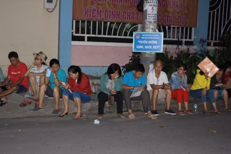Mặc dù rất đông người tập trung trước cổng trường để chờ nhưng các phụ huynh vẫn giữ trật tự, ngồi gọn gàng không gây ảnh hưởng đến những hộ dân sống quanh trường.