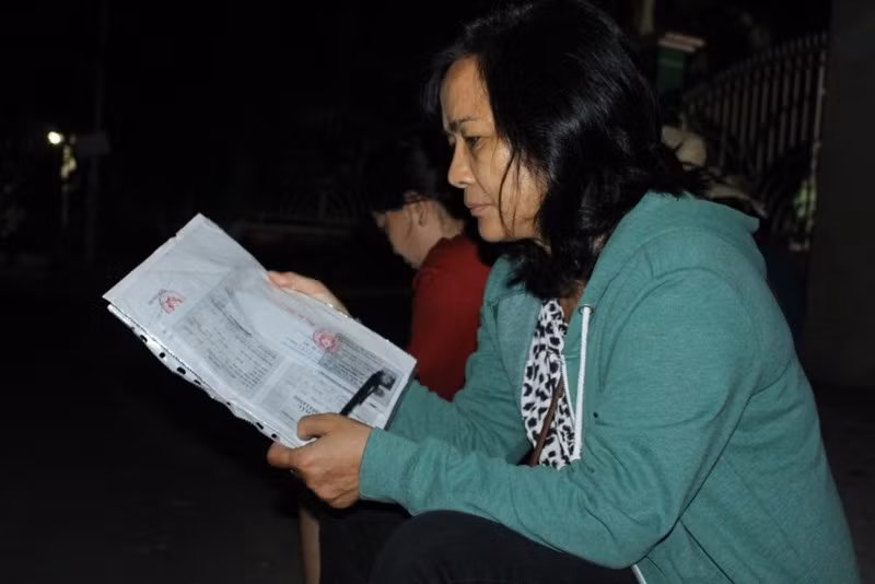 Nhiều phụ huynh do phải đi làm sớm nên đã nhờ người thân thay phiên giữ chỗ để có suất cho con vào trường. Vừa kiểm tra lại giấy tờ, cô Bảy ngụ Gò Vấp, TP.HCM chia sẻ: "Tôi đến đây nộp hồ sơ cho cháu nội. Ở nhà tôi chuẩn bị từ 3 giờ nhưng đến đây cũng thấy đông rồi. Tôi hỏi thăm thì được biết lớp đi trẻ trường chỉ nhận có 25 cháu nên sợ đi trễ thì không có chỗ. Trường này dạy rất tốt, tại cháu lớn của tôi học ở đây rồi".