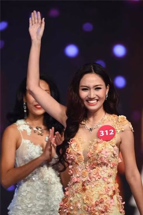  Ngô Trà My được biết đến với danh hiệu Á hậu Hoa hậu Hoàn vũ 2015. Thời điểm đăng quang, cô nhận nhiều chỉ trích của dư luận.