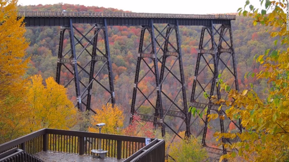 Kinzua Skywalk, Mỹ: Khi cầu cạn Kinzua được xây dựng ở Pennsylvania vào năm 1882, nó là cầu cạn dài và cao nhất trên thế giới. Đến năm 2003, một cơn lốc xoáy đã phá hủy phần lớn cây cầu. Sau đó, phần còn lại của cây cầu trở thành Skywalk dài 190 m. Tại đây, du khách có thể quan sát hẻm núi phía dưới thông qua những tấm kính trong suốt. Ảnh: CNN.