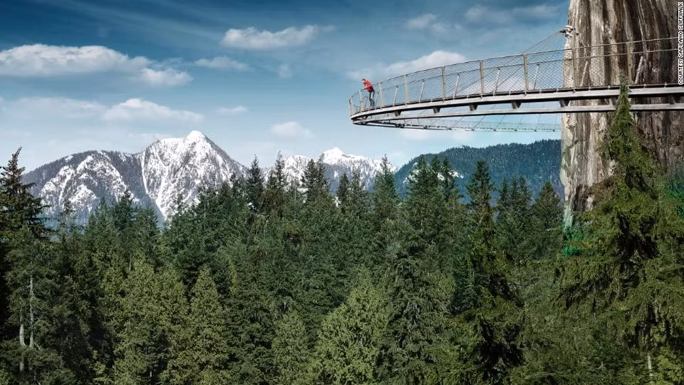 Cliffwalk, Canada: Cliffwalk là một đường đi bộ dài 213 m gắn trên một vách đá phía trên sông Capilano ở British Columbia, Canada. Điểm cao nhất của đường đi bộ cách mặt sông 90 m. Để xây dựng Cliffwalk, 16 điểm neo đã được khoan sâu 6 m vào vách đá, có 1.825 ốc vít và 40 tấn thép đã được sử dụng. Ảnh: CNN.
