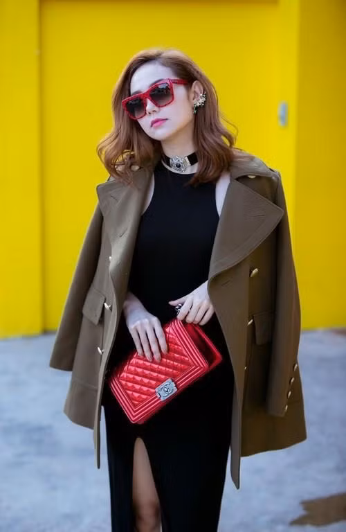 Có vẻ không thước đo nào có thể so sánh được khối tài sản của Hồ Ngọc Hà và Minh Hằng xem ai "khủng" hơn ai. "Cuộc chiến ngầm" trên mọi mặt trận của hai người đẹp dường như vẫn tiếp diễn mà chưa có hồi kết.