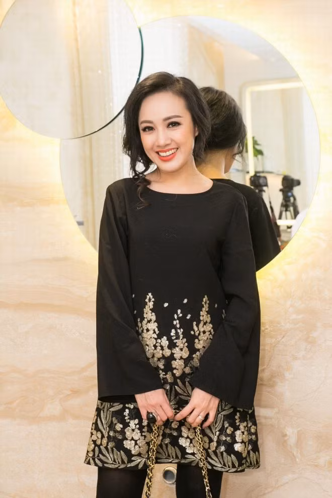 BTV Hoài Anh với trang phục khá trẻ trung, gợi cảm. Nữ BTV nhà đài đến muộn do sự cố về trang điểm nhưng vẫn tỏa sáng tại sự kiện với vẻ đẹp tươi tắn, giọng nói nhẹ nhàng, thanh thoát.