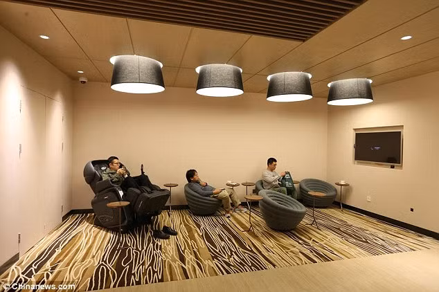 Không chỉ gửi con, giờ các bà vợ có thể gửi luôn cả chồng để rảnh tay mua sắm. (Ảnh: Chinanews)
