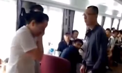 Bi giam vi hanh hung nhan vien phuc vu tau o Trung Quoc