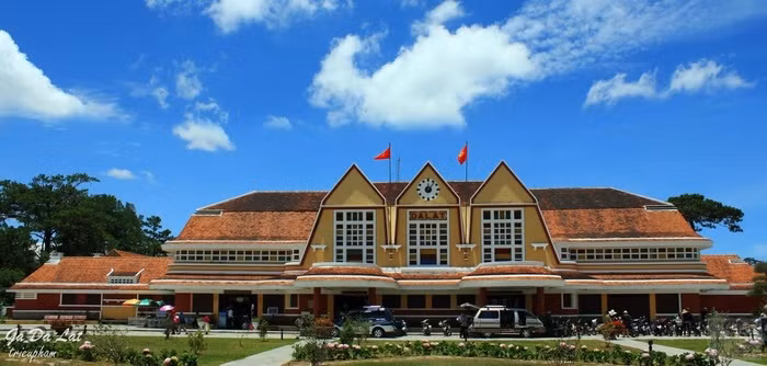 Đà Lạt được xem là vùng đất “đi một bước chụp được cả ngàn bức ảnh sống ảo”. Thế nên không có gì khó hiểu khi ga Đà Lạt – một công trình kiến trúc đặc trưng của phố núi trở thành điểm đến không thể bỏ lỡ với du khách khi đến thành phố ngàn hoa. Ga Đà Lạt được Pháp xây dựng từ năm 1932, tọa lạc trên con đường Yersin. Đây là tuyến đường sắt nối Phan Rang – Đà Lạt với độ dài 84 km. Được các kiến trúc sư Pháp thiết kế nên công trình này mang dáng dấp của các nhà ga ở miền Nam nước Pháp nhưng lấy ý tưởng từ 3 đỉnh núi Lang Biang biểu tượng của Đà Lạt.