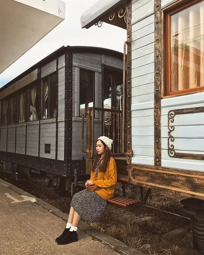 Qua rất nhiều đổi thay, ga Đà Lạt vẫn tồn tại và lưu giữ ký ức một thời của thành phố. Đây là nét cổ kính chấm phá giữa không gian ngày càng hiện đại của mảnh đất cao nguyên. Không chỉ là điểm tham quan hấp dẫn du khách mà nơi đây còn chứa đựng nhiều giá trị của Đà Lạt mà mỗi lần tìm đến thành phố mờ sương người ta chẳng cách nào quên ghé thăm để tìm lại những cảm xúc, dư vị ngọt ngào.