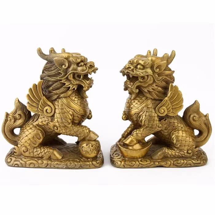 Long mã Long mã là một sinh vật Trung Quốc huyền bí với đầu của một con rồng, mình ngựa, chân kỳ lân. Long mã mang đến sức khỏe và sự giàu có, thịnh vượng cho gia chủ.