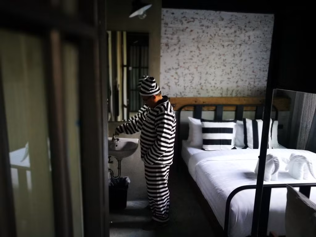 Các phòng được thiết kế như một buồng giam. Ảnh: Booking.