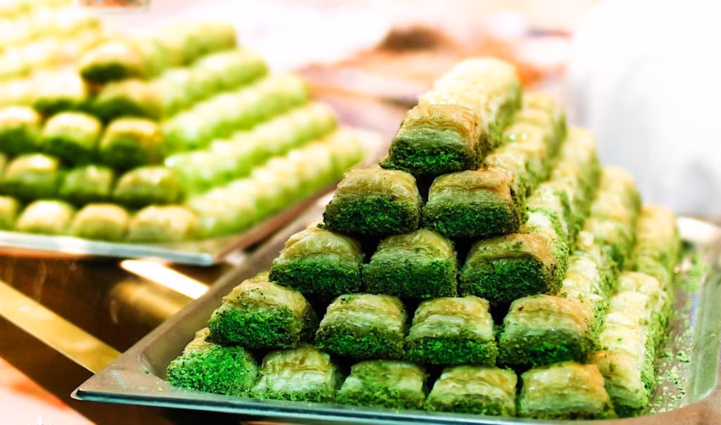 Tour Hai Phiên chợ, Hai Châu lục của Culinary Backstreets (Istanbul, Thổ Nhĩ Kỳ): Bức tranh ẩm thực của Istanbul chính là nét giao thoa giữa phương Đông và phương Tây, giống như yếu tố địa lý liên lục địa của thành phố. Bạn sẽ khám phá những khu chợ huyền thoại của Istanbul, thưởng trà và cà phê đậm đặc trứ danh của Thổ Nhĩ Kỳ, nhấm nháp bánh mì vòng simit, và bánh tantuni cuộn thịt bò nóng hổi. Bạn không nên quên dành bụng cho một miếng bánh tráng miệng nổi tiếng baklava. Chi phí: 2,8 triệu đồng/người, nhóm khách từ 2-7 người, dài 6 tiếng rưỡi. Ảnh: Yatchcharterfleet.