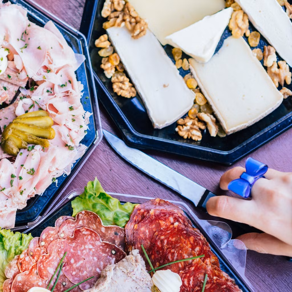 Tour Hương vị Marais của Paris by Mouth (Paris, Pháp): Hãy làm một vòng quanh phố Le Marais vào một buổi chiều, trải nghiệm cuộc sống của người dân Paris. Hướng dẫn viên sẽ đưa bạn tới những cửa hàng nổi danh như quán bánh ngọt, quán phô mai, quán bán pate và thịt muối nhà làm, và kết thúc chuyến đi ở một hàng rượu. Chi phí: Tour dài 3 tiếng, dành cho người lớn và trẻ em từ 10 tuổi trở lên, 2,7 triệu đồng/người. Ảnh: Urbanadventures.