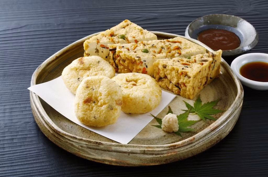 Đậu phụ momen: Cùng với Kinu, momen là một loại đậu phụ tươi phổ biến nhất ở Nhật Bản. Đậu được ép nước kỹ hơn kinu nên có độ xốp, giàu protein và giữ được hình dạng tốt hơn khi chế biến. Momen có thể được chế biến theo rất nhiều kiểu như rán, nướng, nấu súp... Ảnh: Uemuratofu.