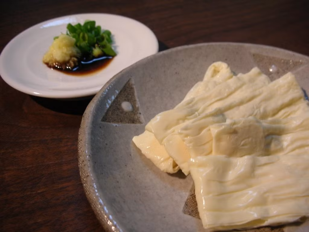 Đậu phụ yuba: Yuba là món ăn đặc trưng của Kyoto. Yuba chính là lớp màng trên bề mặt của sữa đậu nành sau khi đun sôi. Lớp màng này được vớt bằng một que tre, sau đó cuộn lại dùng để ăn tươi hoặc sấy khô qua than củi. Yuba sấy khô dùng để chế biến thay thịt gia súc, gia cầm trong các món ăn chay. Loại đậu này có hàm lượng protein và chất béo rất cao. Ảnh: Blog.livedoor.