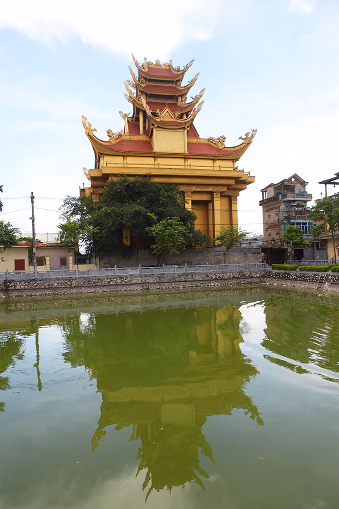 Đứng từ khoảng cách vài cây số có thể quan sát được lăng mộ họ Trần ở làng Mẹo tức làng Phương La (xã Thái Phương, huyện Hưng Hà, tỉnh Thái Bình) do một tỷ phú trong làng xây dựng. Theo thiết kế ban đầu, đứng trên nóc lăng mộ có thể quan sát được một vùng rộng lớn và người bên kia sông Hồng vẫn có thể nhìn thấy lăng mộ. Tuy nhiên, do nền đất yếu, công trình lún sâu cả mét, nên phải rút ngắn độ cao và rút bớt nhiều hạng mục.