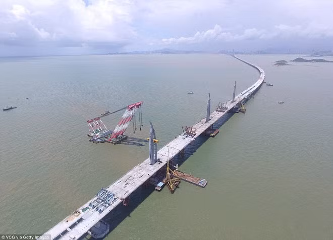 Khoảnh khắc các công nhân hợp long cây cầu biển dài nhất thế giới tại Trung Quốc.