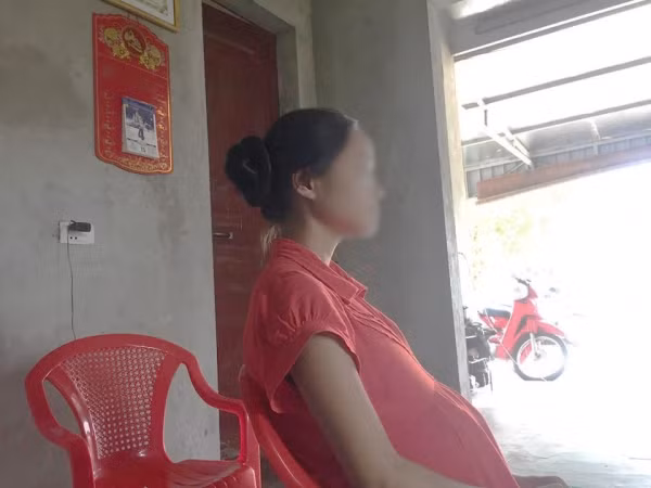 Nu sinh lop 11 to bi hang xom cuong buc den mang thai