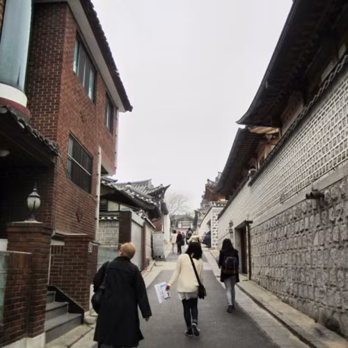 Ngôi làng truyền thống Bukchon Hanok là nơi miêu tả trọn vẹn nhất khung cảnh đô thị đất nước này cách đây 600 năm. Hiện nay, đây là một trung tâm văn hóa thời Joseon, thu hút không chỉ khách du lịch mà còn cả người dân địa phương.