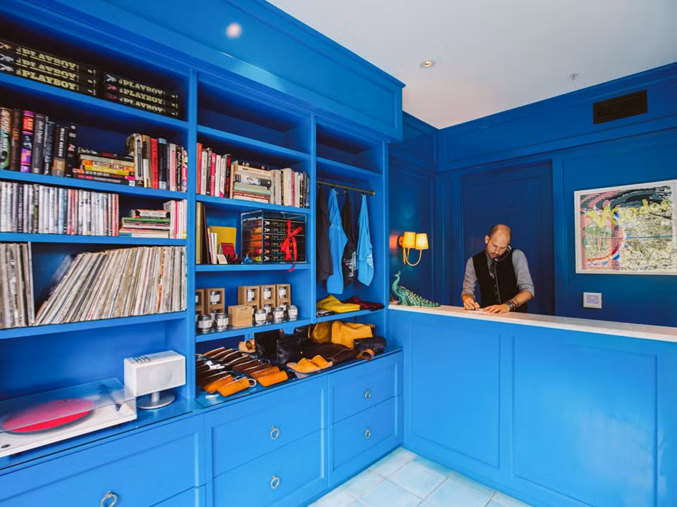 Stylist riêng tại khách sạn Saint Cecilia, Austin, Texas, Mỹ: Ở khách sạn Saint Cecilia bạn sẽ có cơ hội được lựa chọn quần áo ngay tại phòng với stylist riêng. Khách sạn đã hợp tác với cửa hàng thời trang và phong cách ByGeorge để cung cấp các buổi định hình phong cách riêng cho khách hàng. Stylist sẽ mang các bộ sưu tập miễn phí đến phòng khách sạn và khách hàng có thể thoải mái lựa chọn theo ý thích. Ảnh: Nick Simonite.
