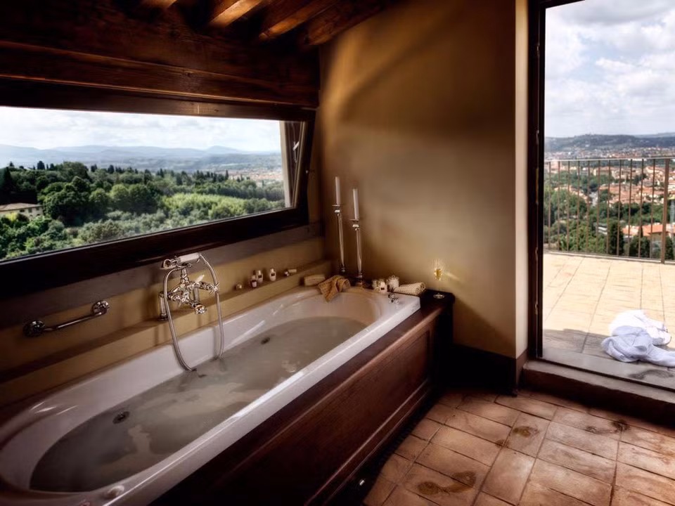 Bồn tắm rượu tại Il Salviatino, Florence, Italy: Tại khách sạn Il Salviatino ở Florence, Italy, khách hàng có thể yêu cầu một bồn tắm rượu Prosecco, Spumante hoặc Champagne Pháp cùng một chai rượu ướp lạnh để trải nghiệm cảm giác ngâm mình thư giãn và thưởng thức những ly rượu tuyệt hảo. Chi phí của dịch vụ là từ 9.000 USD, tùy theo loại rượu được sử dụng trong bồn tắm. Ngoài ra, nếu bạn yêu thích những hương vị ngọt ngào hơn, bạn hoàn toàn có thể yêu cầu một bồn tắm “chocolate” đi kèm cùng hoa quả có giá dịch vụ khoảng 2.700 USD. Ảnh: Il Salviatino.